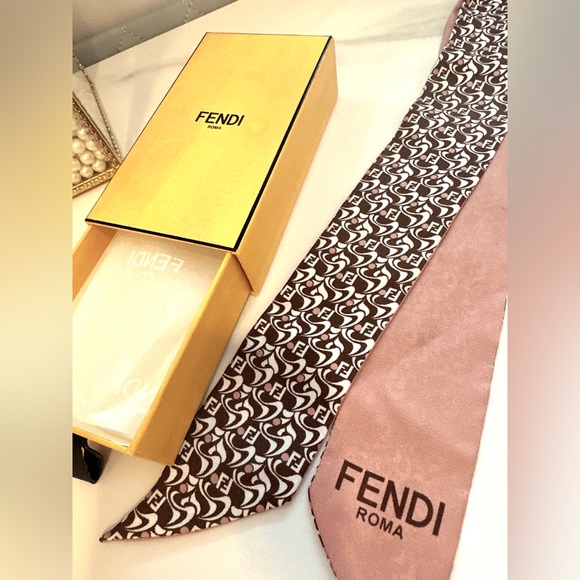 Fendi Wrapper — Classic FF pattern with pink - Picture 2 of 3